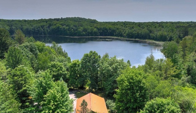 Tavi Haus: Lakefront~Kayaks~SUP~Sauna~Pool Table