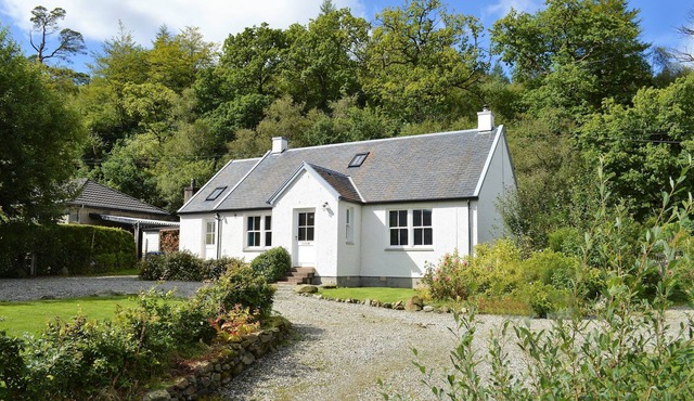 Teal Cottage, shoreline location, sleeps 4, both bedrooms en-suite