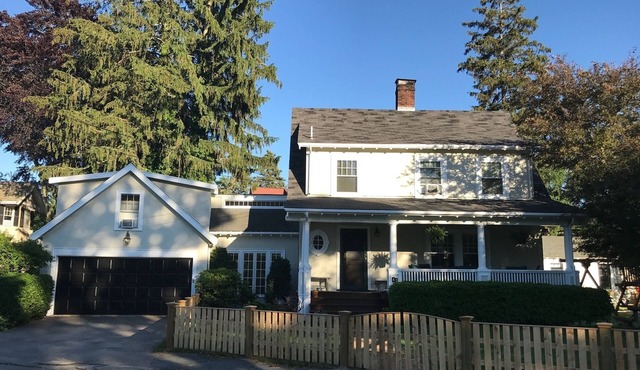 Tennis Courts, Walk to Town, Enjoy the Beach!