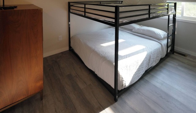 Terrific recently updated 2-bedroom hotel suite with AC in Green Lake