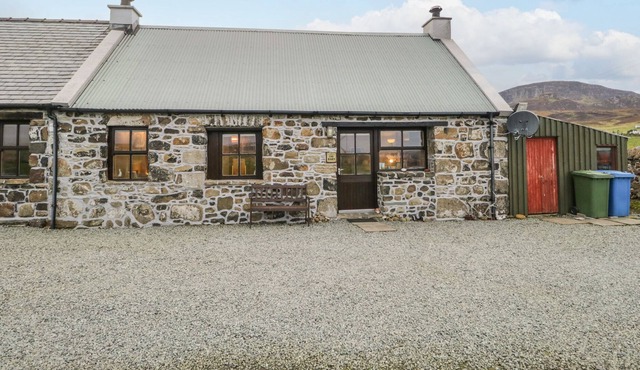 THE BARN, pet friendly, character holiday cottage in Staffin