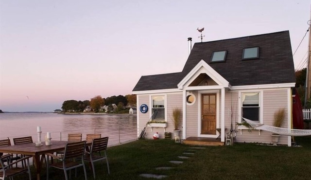 “The Beach House” Peaks Island Oceanfront Cottage
