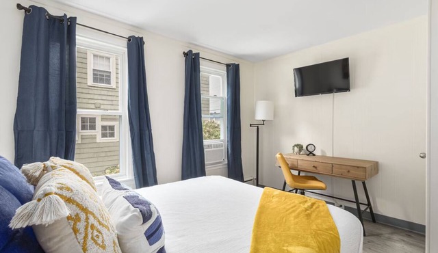 The Beverly | Queen 1-Bedroom Apartment | w/Kitchen & Free Parking