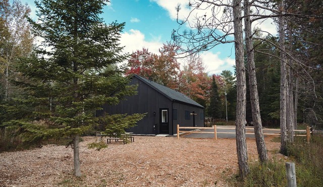 The Blackpine | 4BR| Hot Tub| <15 mins to Dwntwn