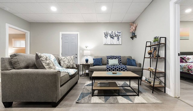 The Blue Haven - Newly Renovated 3BR, 8 mins to Downtown & Pet-Friendly