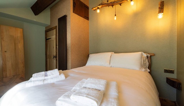 The Bolt Hole - Blending Original features & Modern luxury, 1 minute to beach