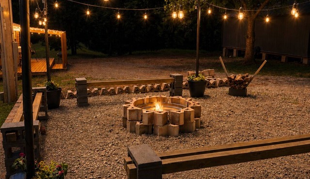 The Boone Docks- Group Getaway. 10 Acres, 3 Cabins
