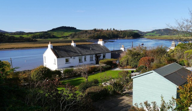The Bridge - sleeps 6 guests in 3 bedrooms