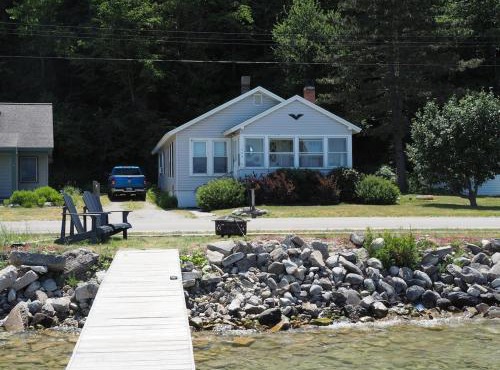 The Bright And Breezy - Lakefront With Spa!