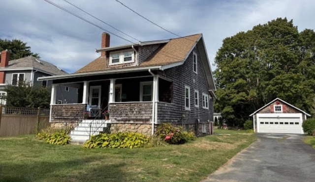 The Bungalow! Charming 2br right in the village of Padanaram in So. Dartmouth