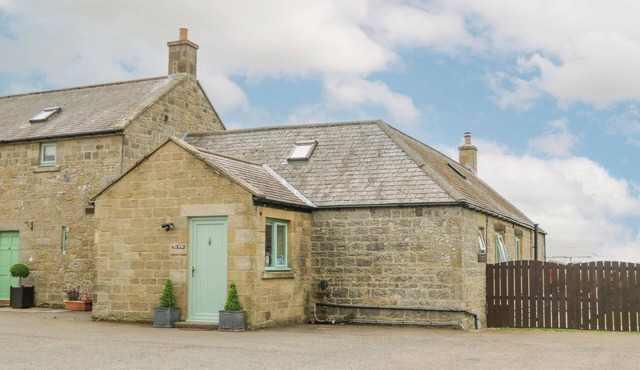 THE BYRE, pet friendly, character holiday cottage in Morpeth