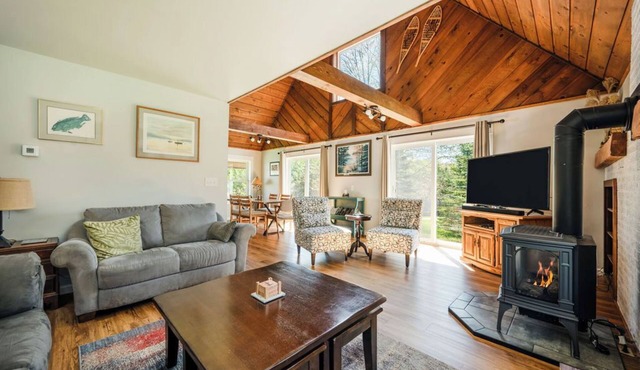 The Chalet Retreat, Peaceful Up North Getaway!