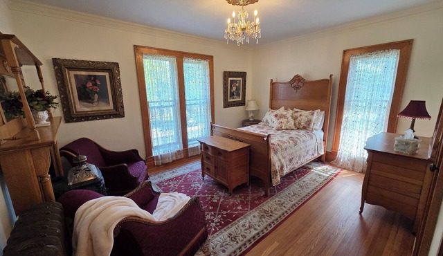 The Chandelier Bed & Breakfast "Rose Room"