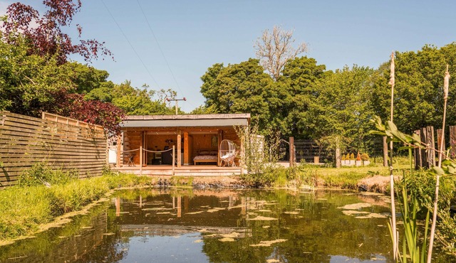 The Chard with hot tub overlooks a wildlife pond sleeping 2