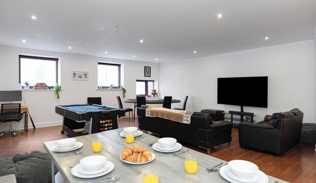 The Clydesider - Huge Space + Games