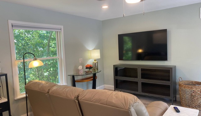 The Coastal Hideaway on Ames. Walk to Beach & Downtown.