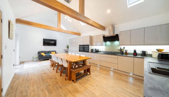 The Corner House - a house that sleeps 10 guests in 4 bedrooms