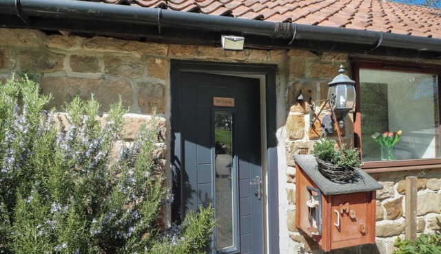 THE COTTAGE, pet friendly, with open fire in Stokesley