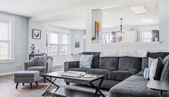 The Cozy Charcoal Cottage | Garage | Grill & Patio