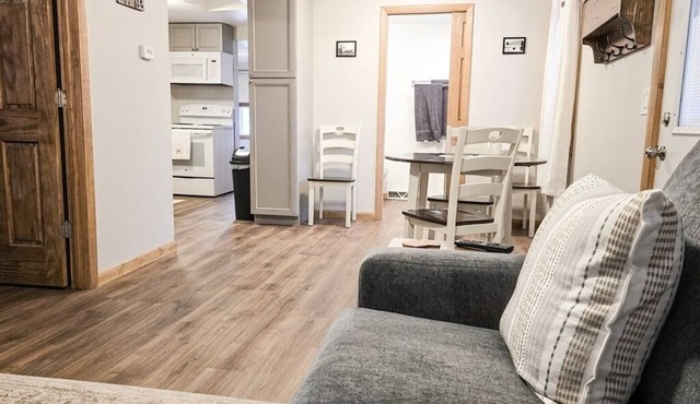 The Cranberry Cottage- 2BR in Heart of Town - Garage Game Room, Fire Pit & Patio