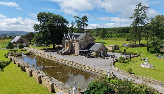 The Doune Luxury Highland House, hot tub, sleeps 12