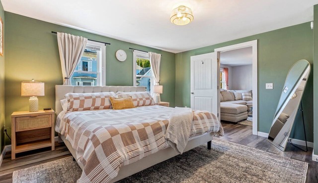 The Downtown Den - King Bed, Dog Friendly, Fire Pit, Parking, Family Friendly