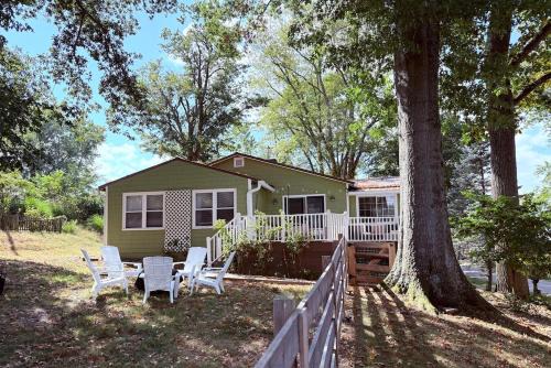 The Float House at Buckeye Lake - Hot Tub - Patio - Privacy