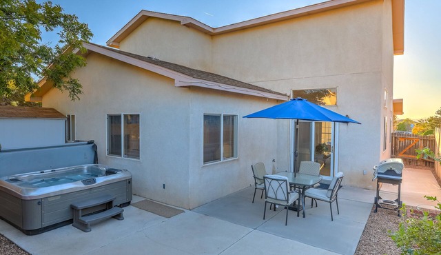 "The Fontana" 4bedrooms, Hot Tub, Patio Mister,Pets Welcome, 5G Fiber Internet!