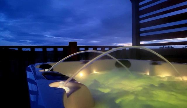 The Galloway Steading-The Herons Nest cabin with Hot Tub couples/families