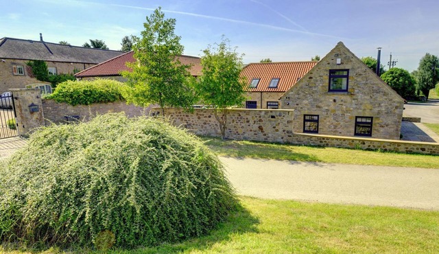 THE GATE HOUSE, pet friendly, character holiday cottage in Barton