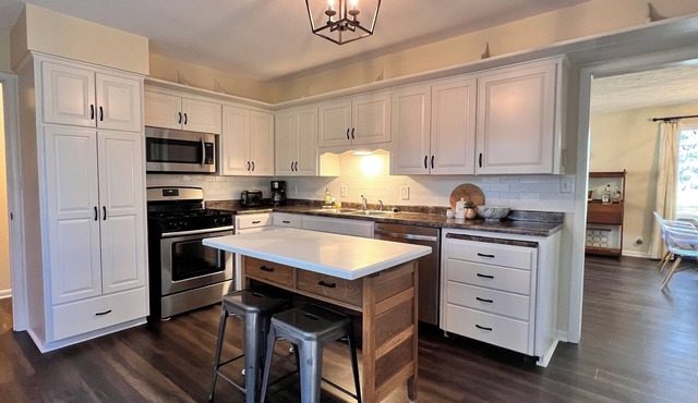 The Golf Cottage, located close to downtown Hayward and Hayward Golf Course.