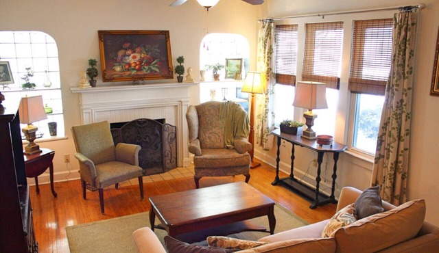 The Green Garden Cottage is +1200 square feet house, centrally located