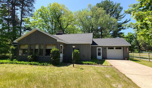 THE GREY HAVENS: Cozy Cottage w/Private Torch Lake Frontage