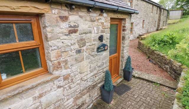 THE HAYLOFT, pet friendly, with hot tub in Alston