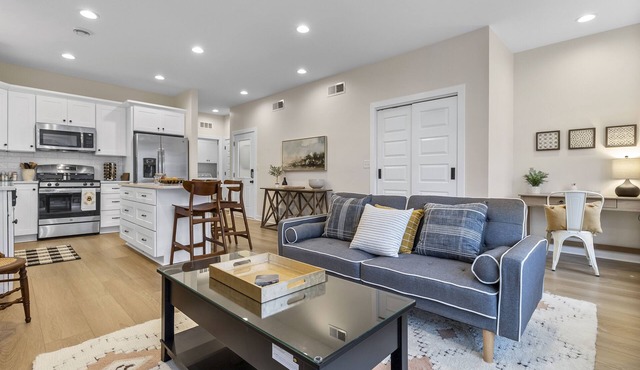 The Hive 2 Bedroom/2 Bath by Harbor and Root River