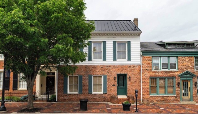 The Isabella Nixon Home — Lovely Historic 1835 Home in Walkable Downtown Lebanon
