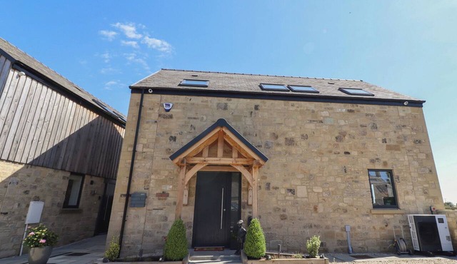 THE JOINERS COTTAGE, pet friendly, with a garden in Warkworth