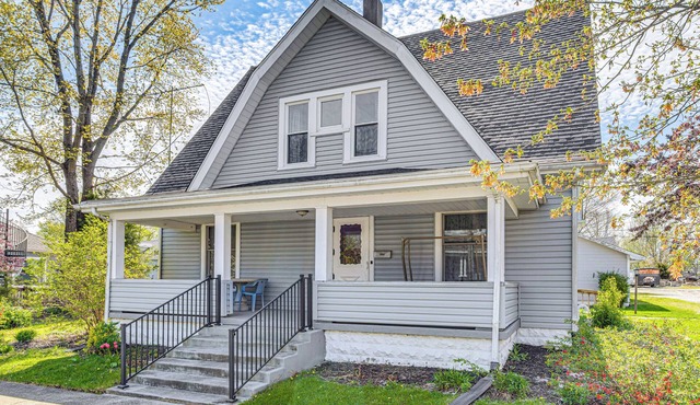 The Junction: Victorian Home in Quaint Fortville!