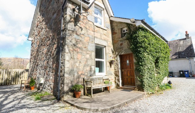 THE KNOWE LOWER, pet friendly, country holiday cottage in Taynuilt