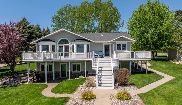 *The Legacy on Lake Lizzie -a Lake Front Escape*