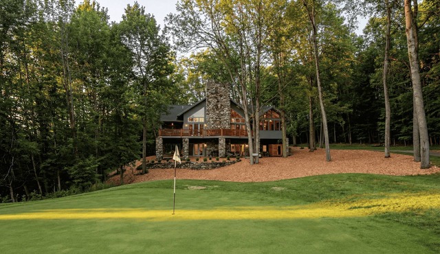 The Legend Lodge ~ Bellaire's Retreat ~Golf Sim, Ski, Sauna, Arcade, Pool Table