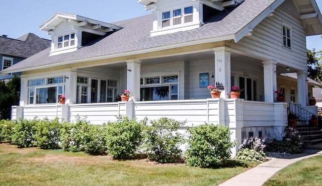 The Little Castle - 5 Beach - 3 Cottages - Private Waterfront, Walk to Town