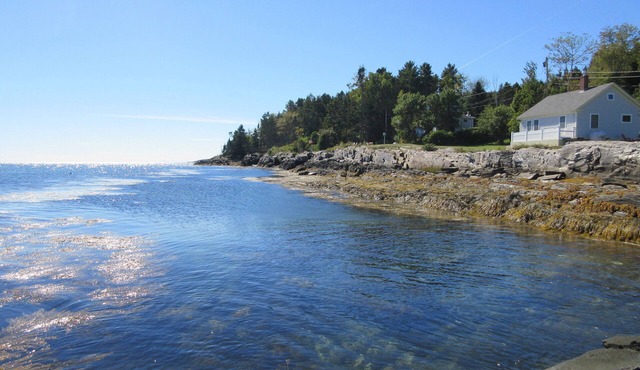 The Little House - Gorgeous Views of Lowell's Cove and Casco Bay