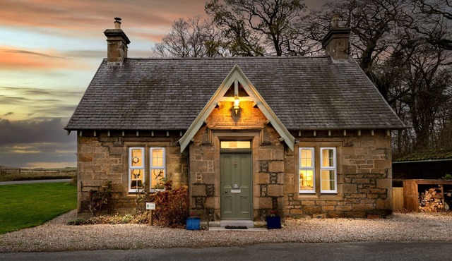 The Lodge on Scottish Estate - wood burner - dogs welcome