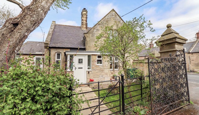 THE LODGE, pet friendly, character holiday cottage in Powburn