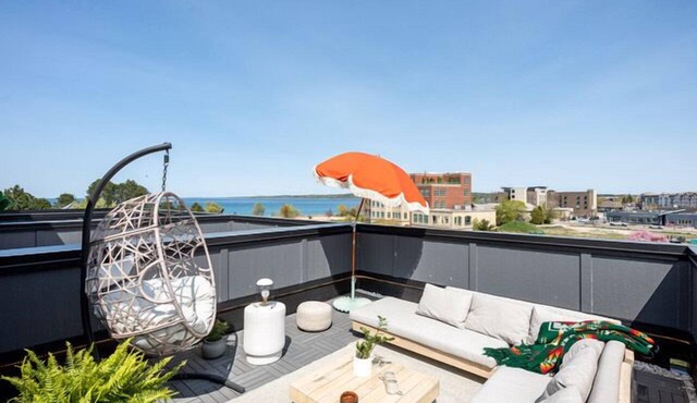 The Loft on Gillis | AC | Downtown | Beach | Rooftop |