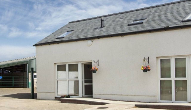 THE LOFT, pet friendly, shared hot tub, in Annan