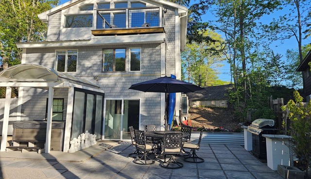 The Lookout on Pettingill Pond - waterfront, near Sebago Lake, hot tub, kayaks!