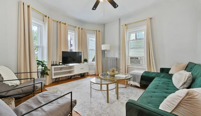 The Maverick Downstairs - Lux Apartment - Close to Downtown Boston & Airport
