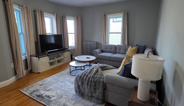The Maverick Upstairs - Lux Apartment - Near Airport/Downtown - NEW!